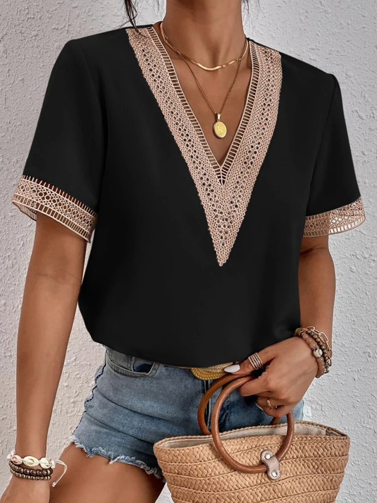 Blusa com Decote V e Toque de Renda