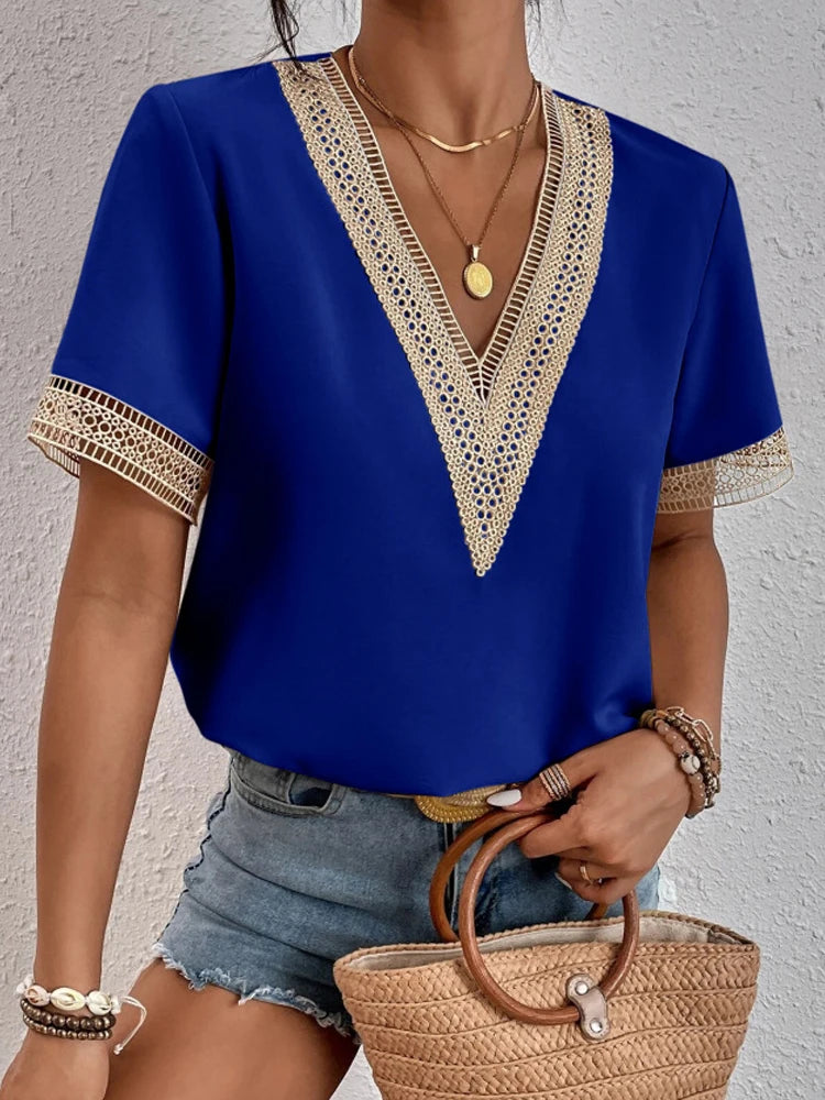 Blusa com Decote V e Toque de Renda