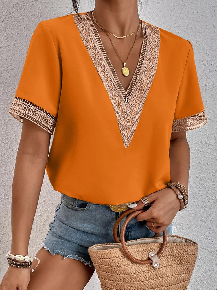 Blusa com Decote V e Toque de Renda