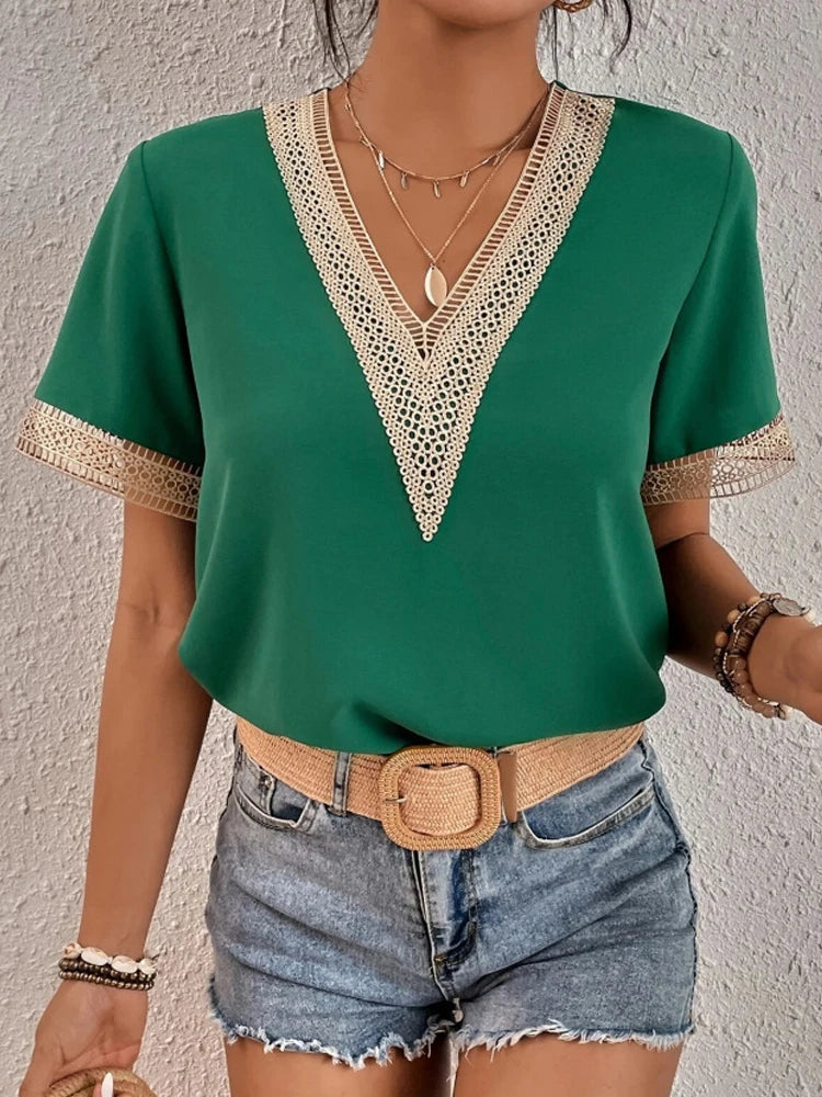 Blusa com Decote V e Toque de Renda