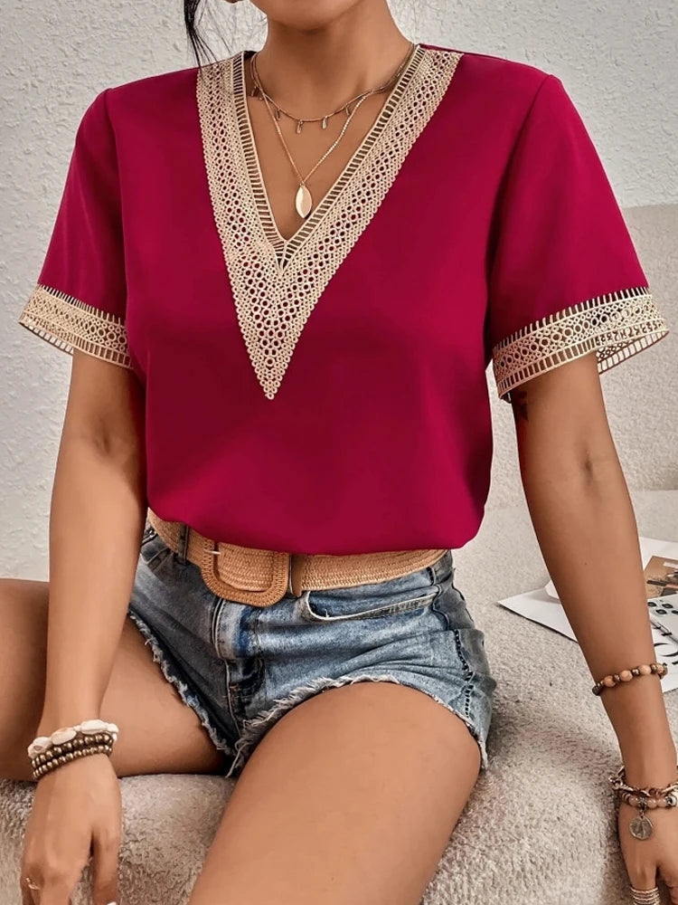 Blusa com Decote V e Toque de Renda