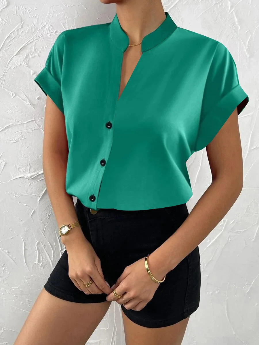 Camisa Feminina Manga Curta com Botões e Decote em V