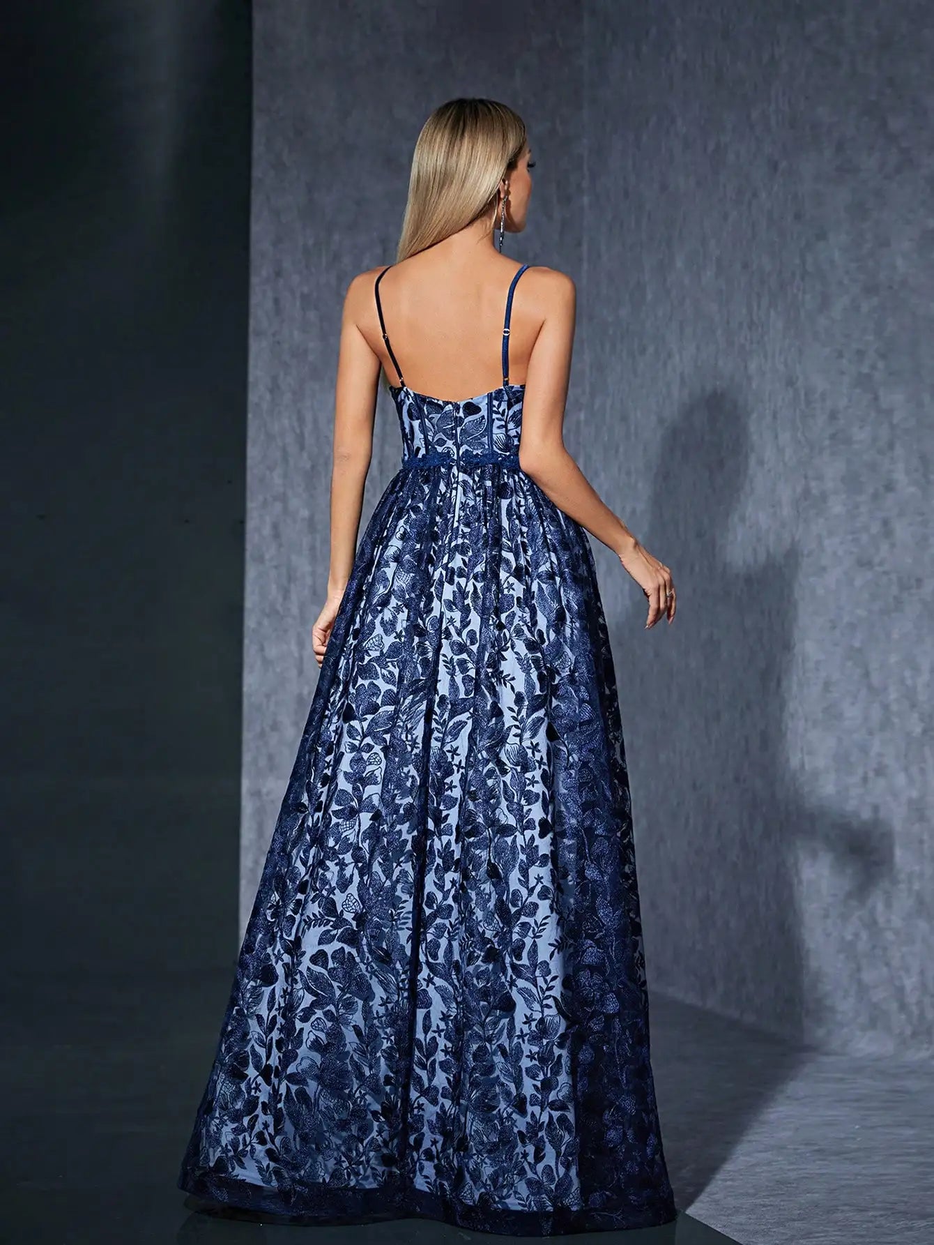 Vestido Azul Longo Bordado Espinha de Peixe