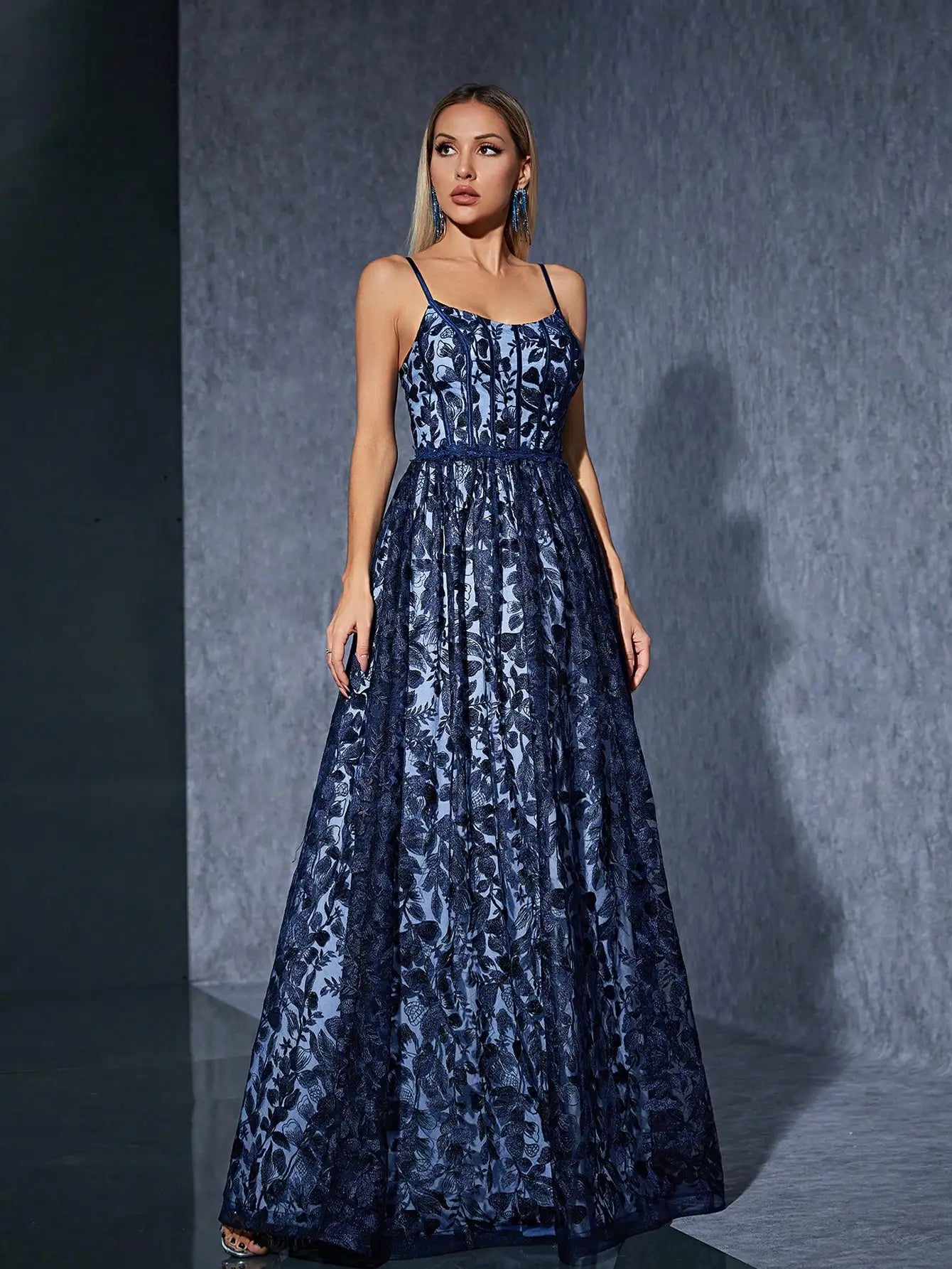 Vestido Azul Longo Bordado Espinha de Peixe