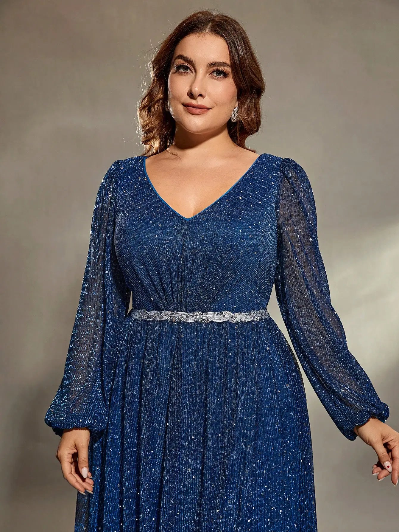 Vestido Azul Longo Plus Size Decote em V Manga Longa Lanterna