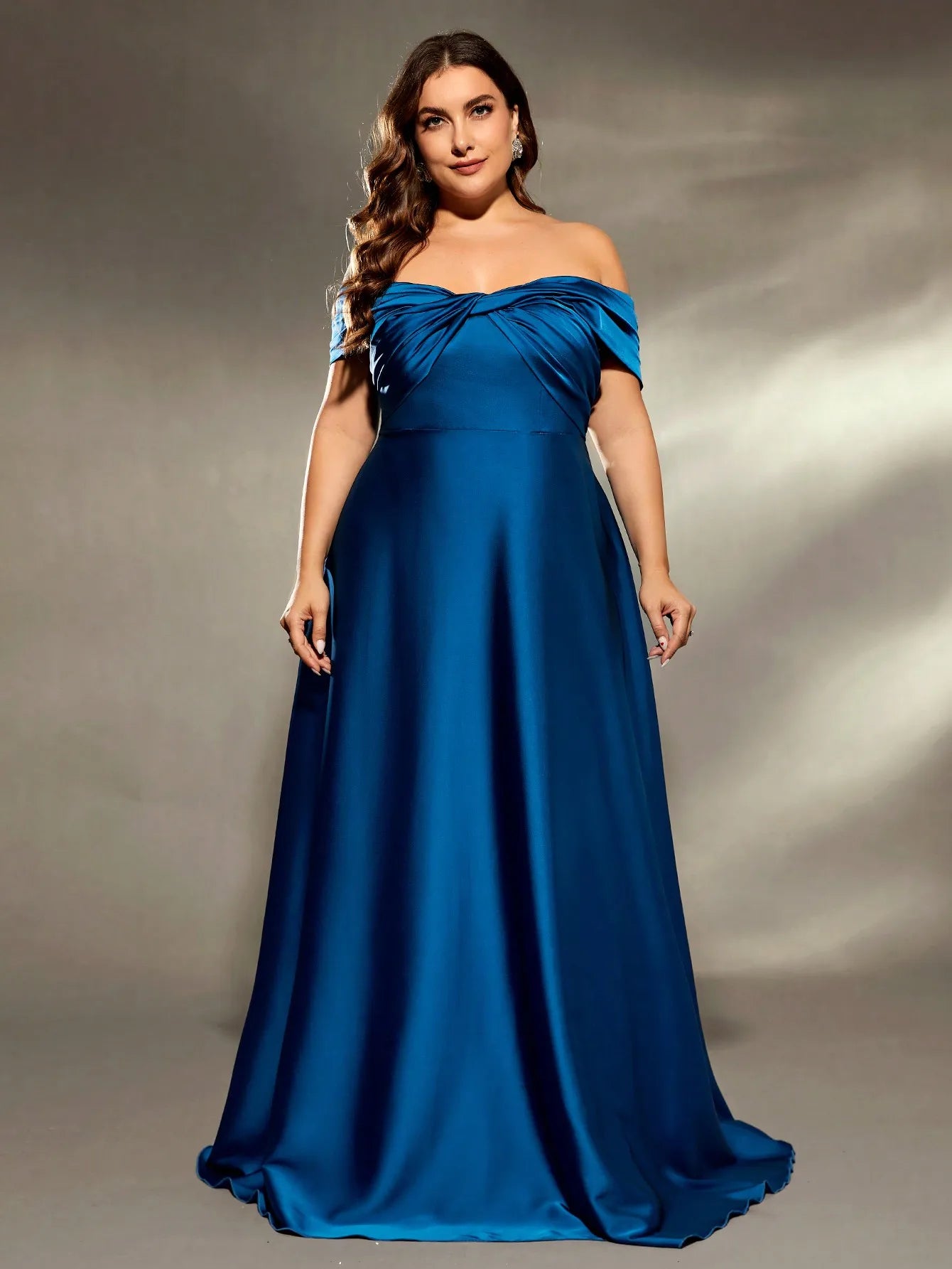 Vestido Azul Longo Plus Size Ombro a Ombro Cetim
