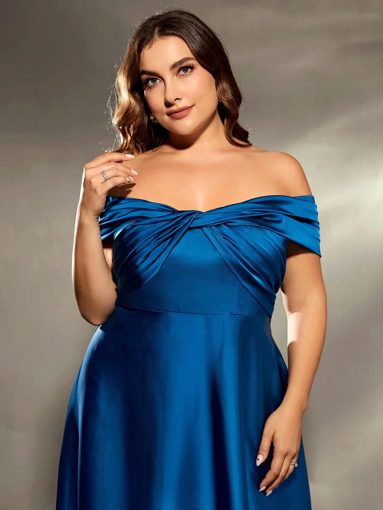 Vestido Azul Longo Plus Size Ombro a Ombro Cetim
