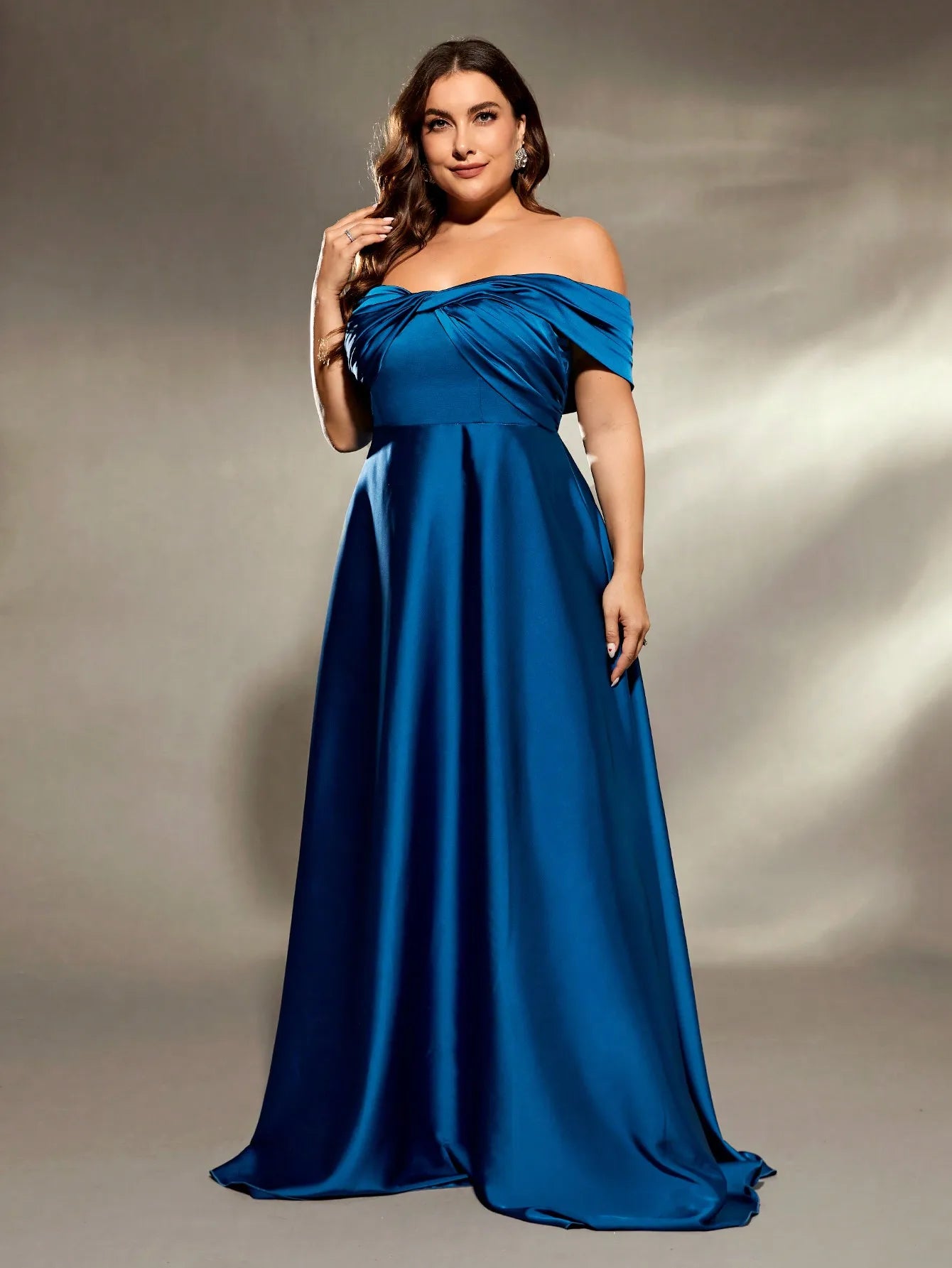 Vestido Azul Longo Plus Size Ombro a Ombro Cetim