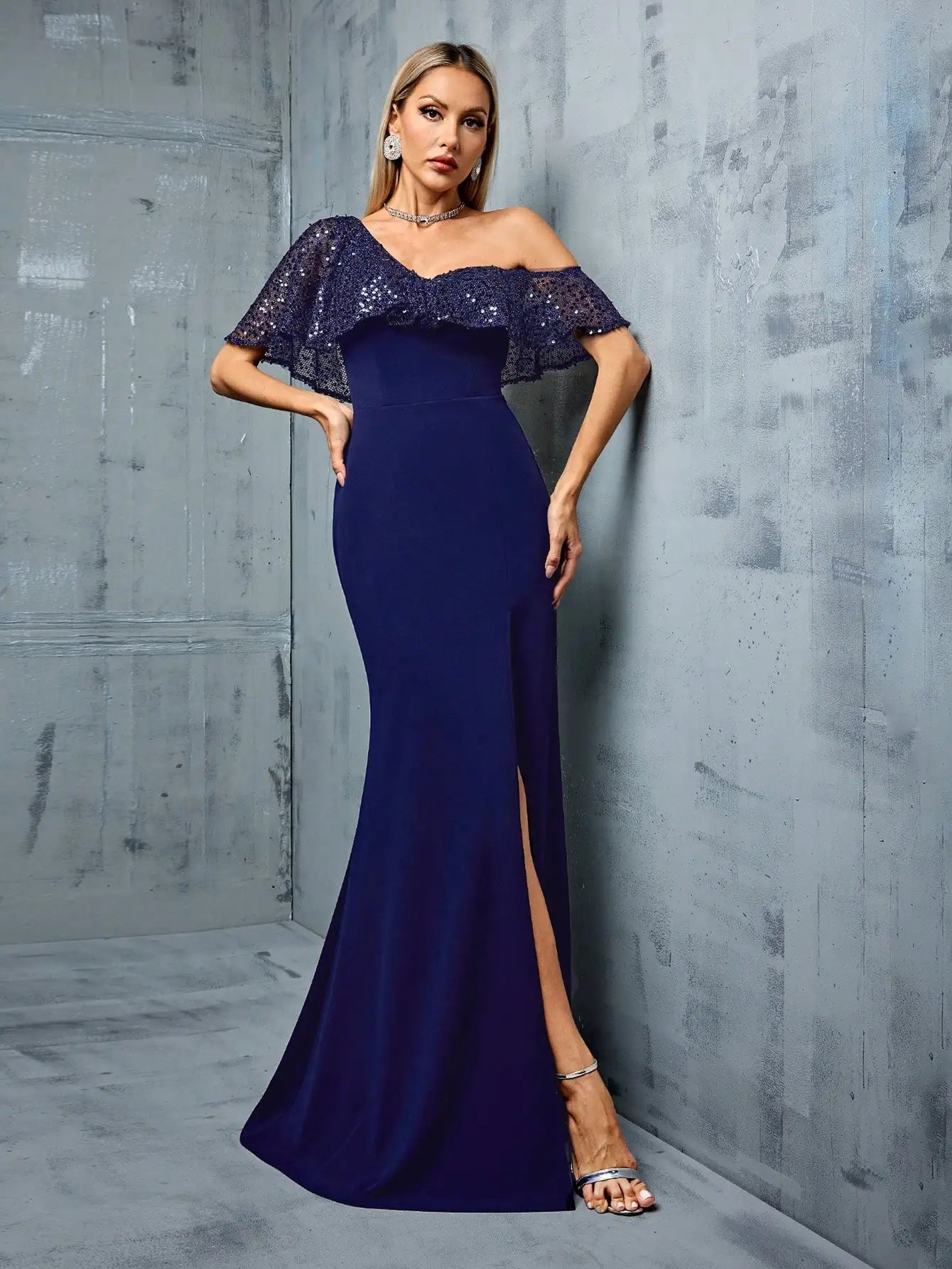 Vestido Azul Marinho Longo Irregular Ombro Único Lantejoula