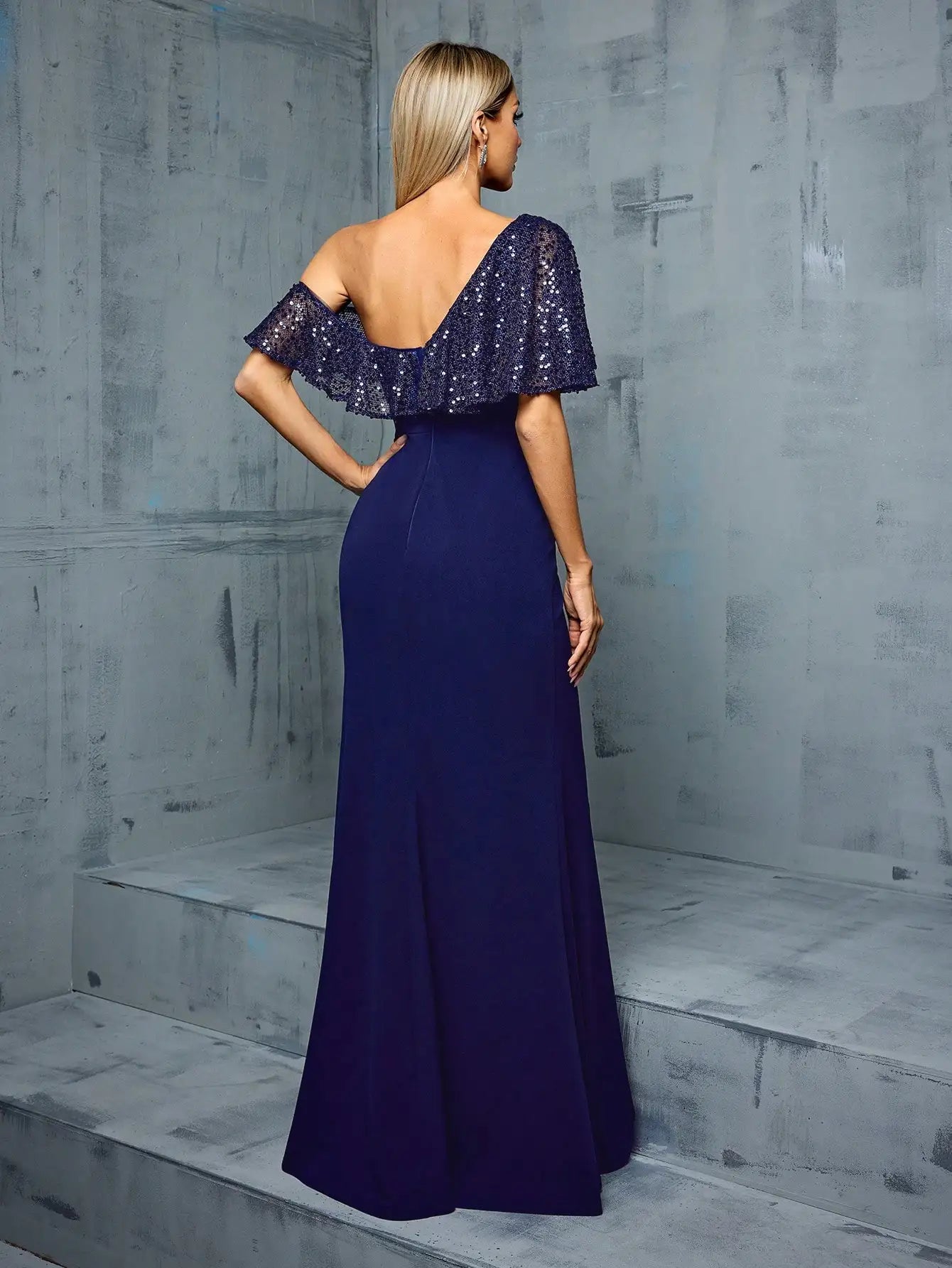 Vestido Azul Marinho Longo Irregular Ombro Único Lantejoula