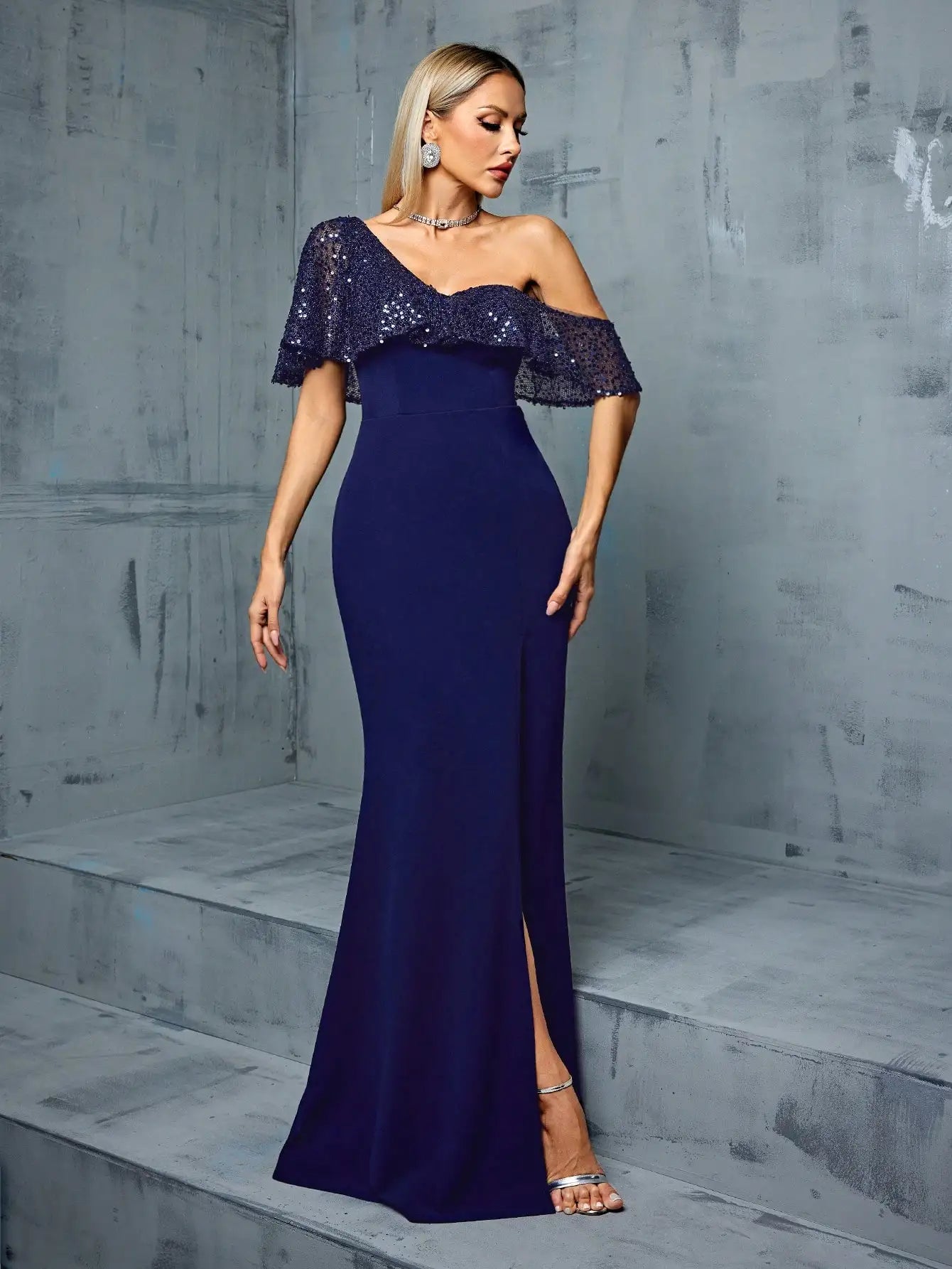 Vestido Azul Marinho Longo Irregular Ombro Único Lantejoula