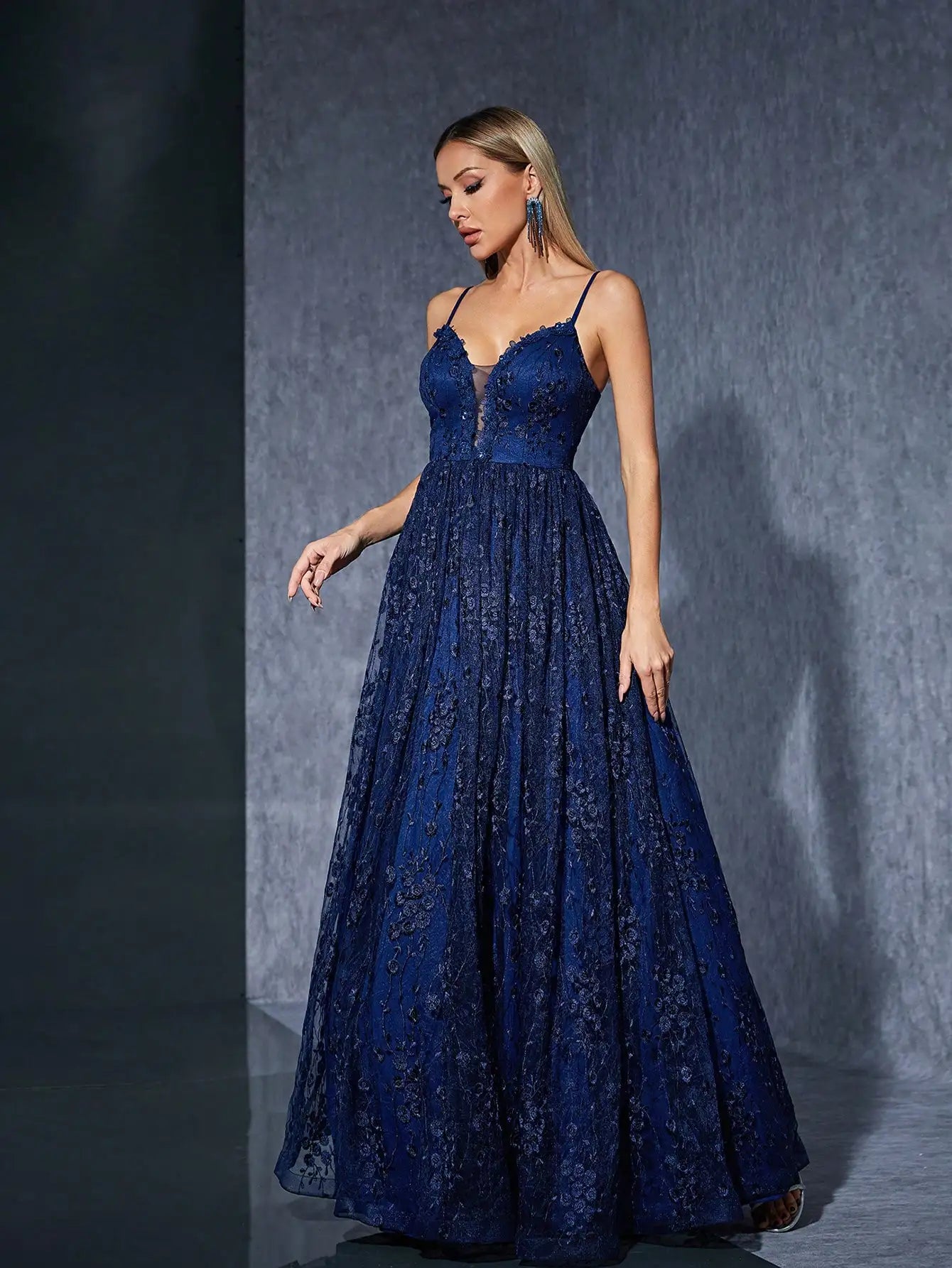 Vestido Azul Marinho Longo Zafira Decote em V Renda Bordada