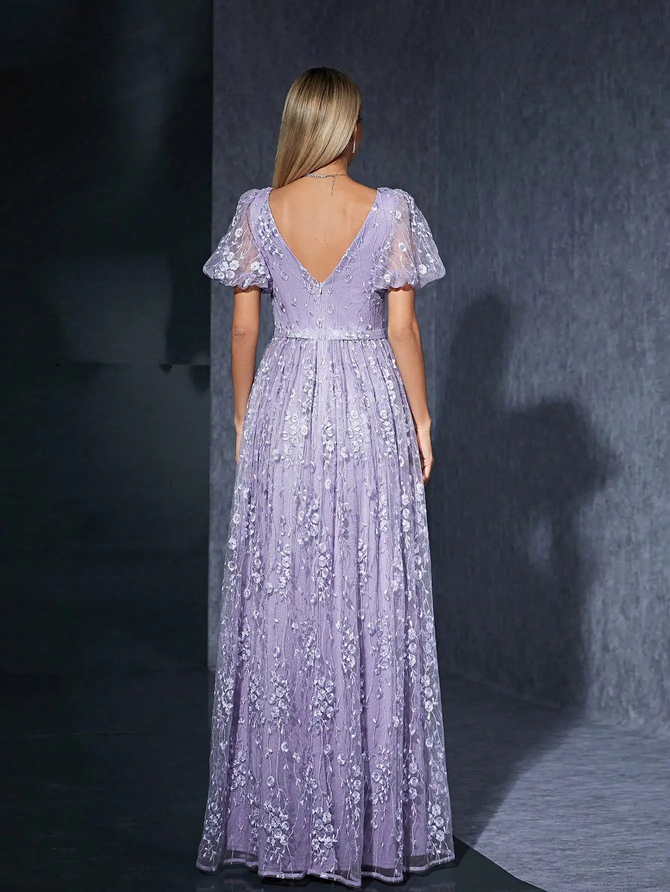 Vestido Lavanda Longo Manga Lanterna de Renda Bordada