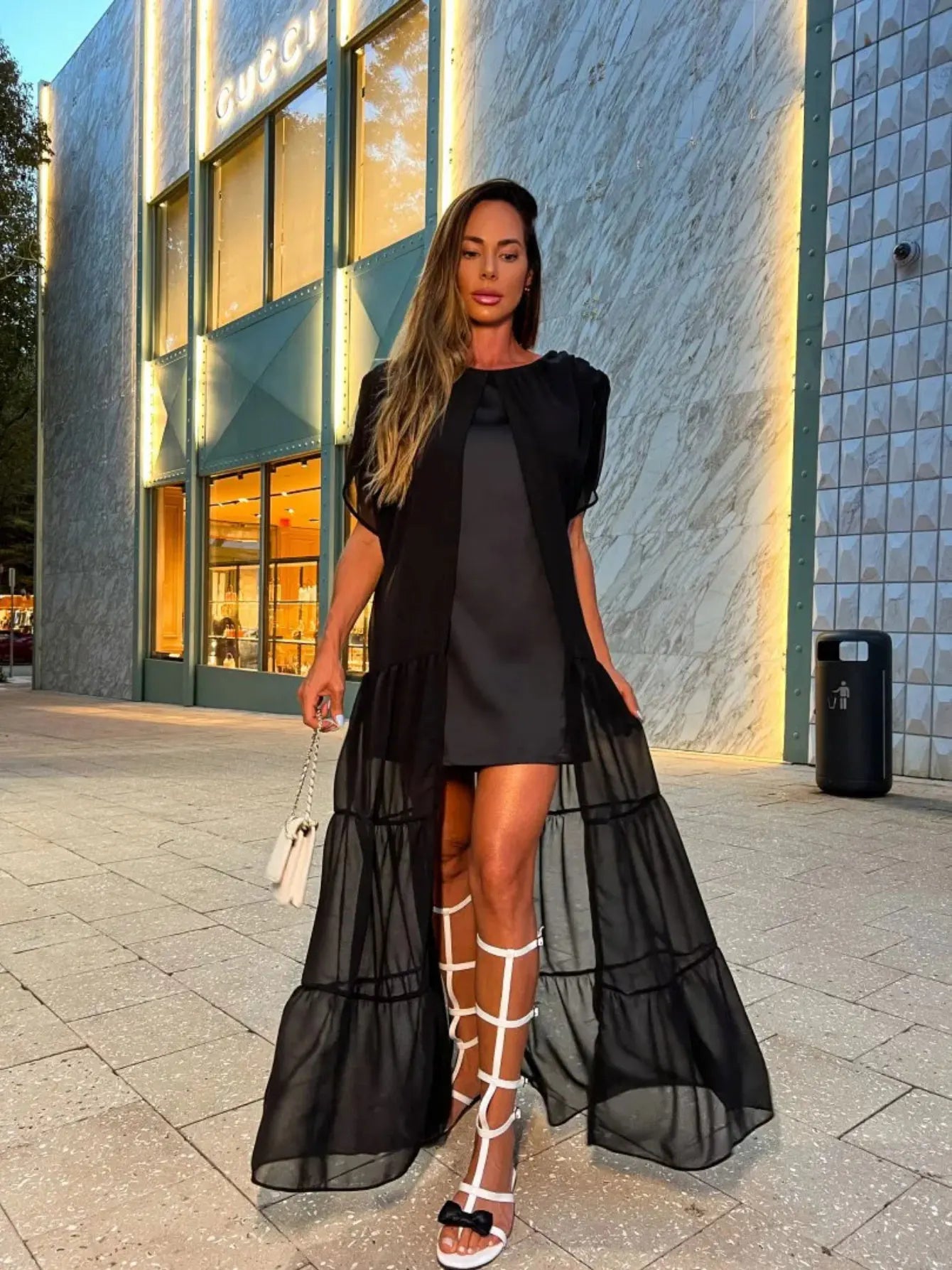 Vestido Preto Capa Transparente de Manga Curta