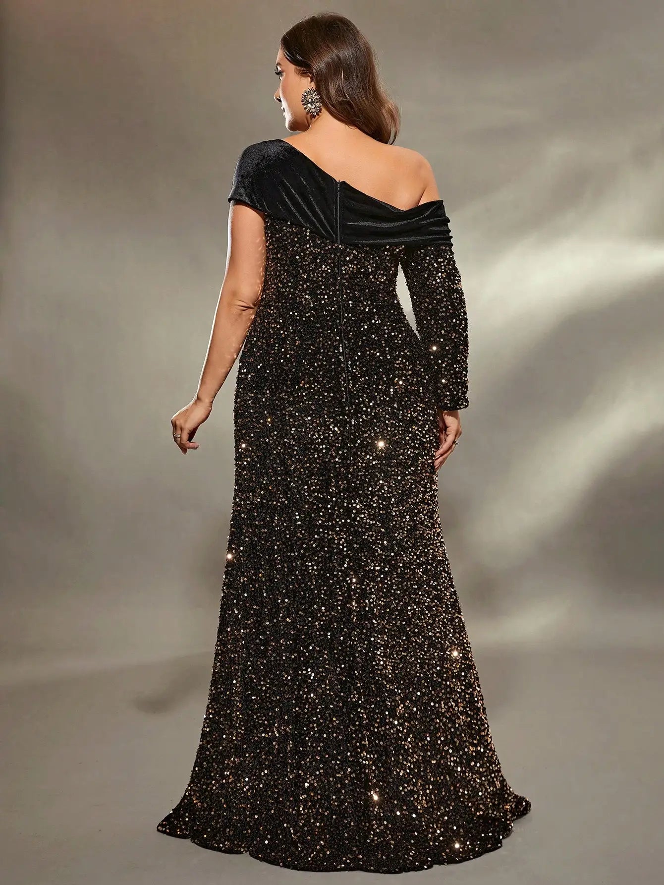 Vestido Preto Longo Plus Size Assimétrico Manga Longa Veludo