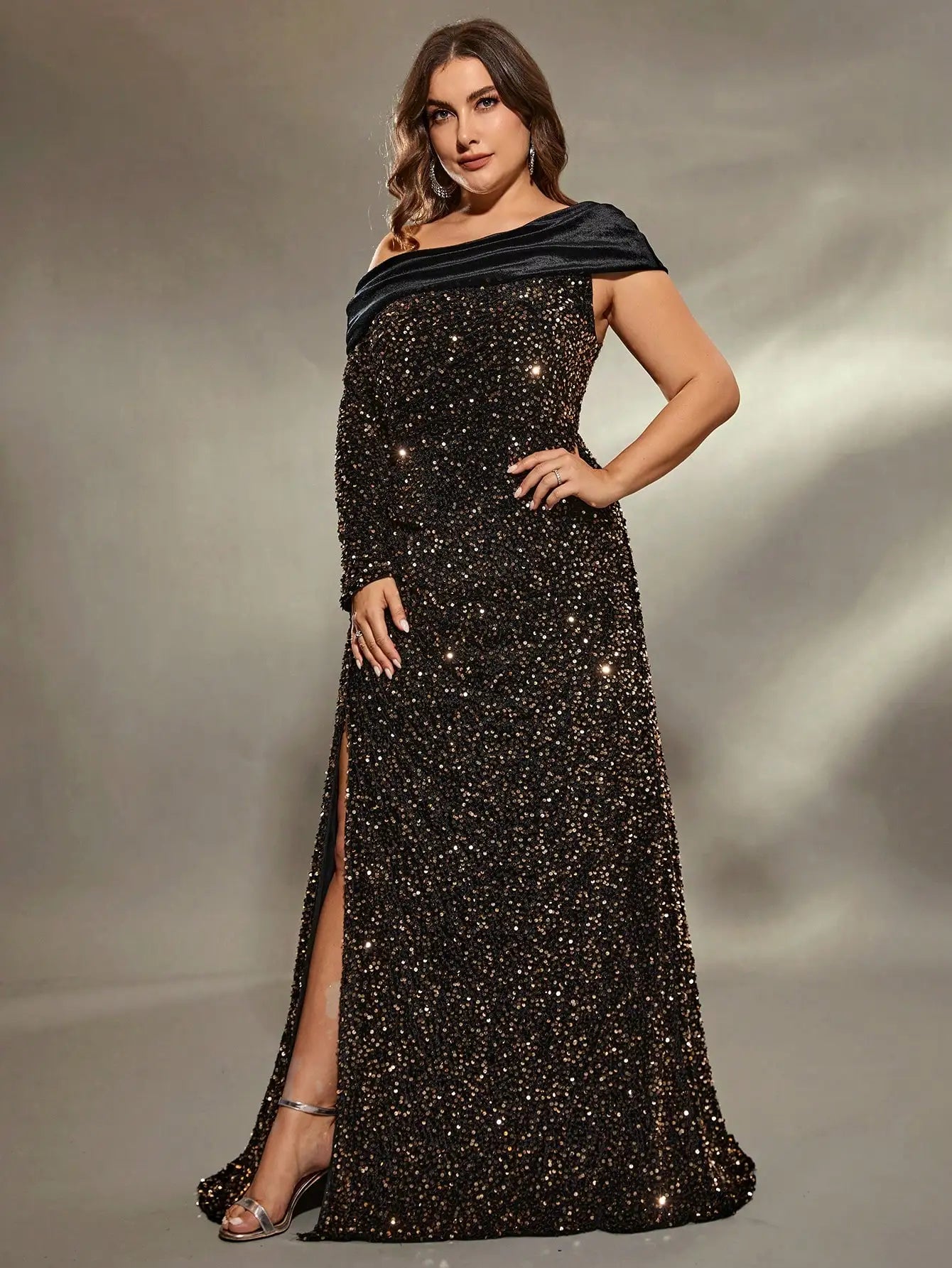 Vestido Preto Longo Plus Size Assimétrico Manga Longa Veludo