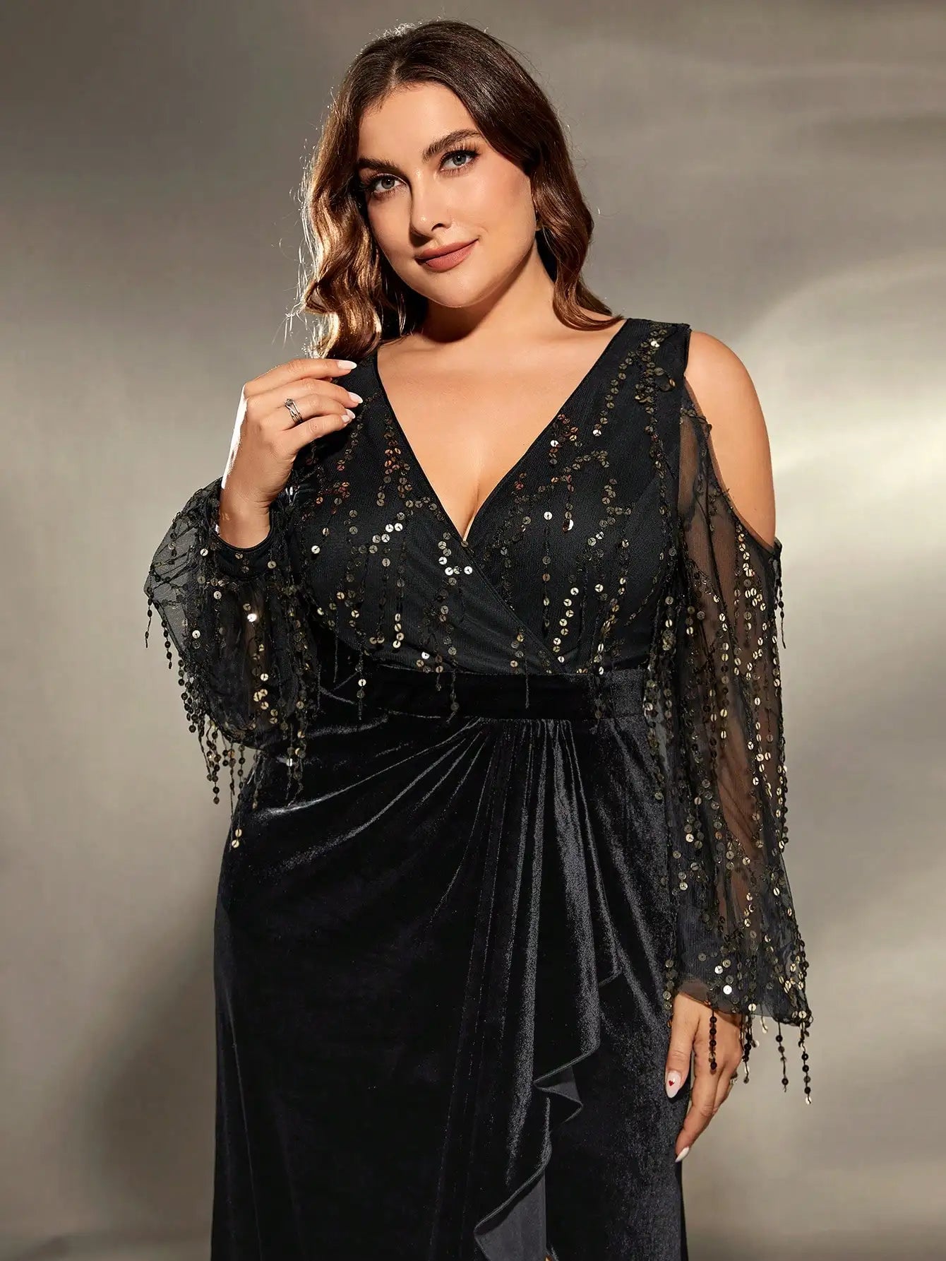 Vestido Preto Longo Plus Size Decote em V Fora do Ombro Lantejoula