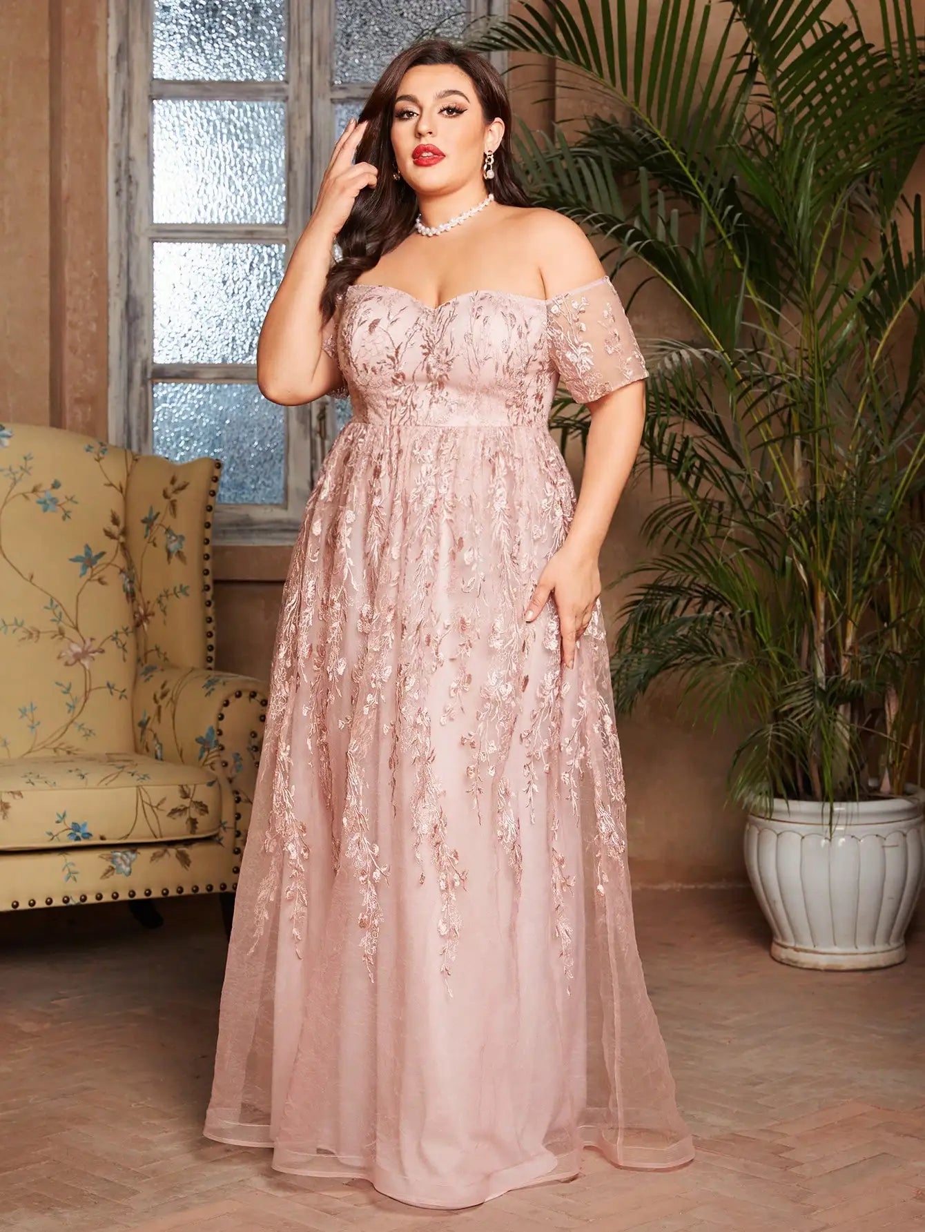 Vestido Rosa Longo Plus Size Manga Curta Romântico Bordado Renda