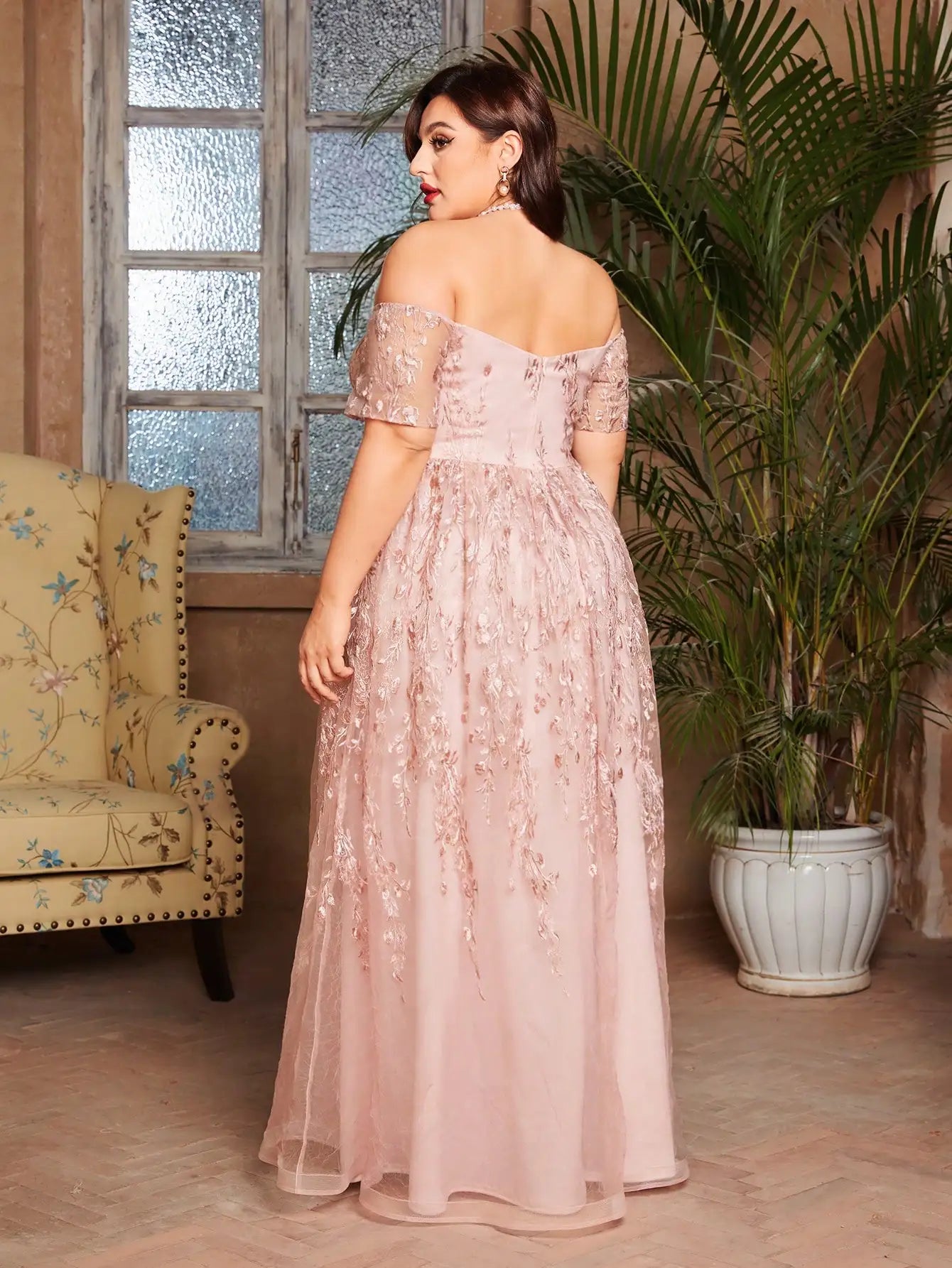 Vestido Rosa Longo Plus Size Manga Curta Romântico Bordado Renda