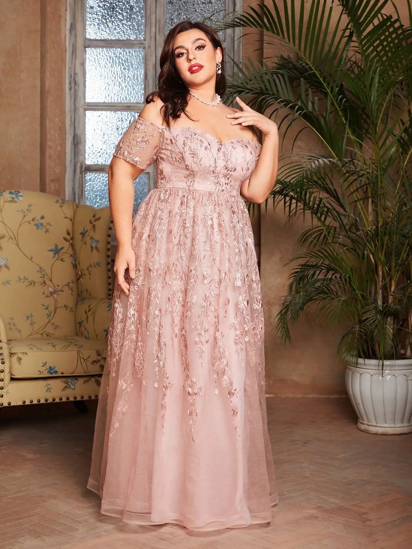 Vestido Rosa Longo Plus Size Manga Curta Romântico Bordado Renda