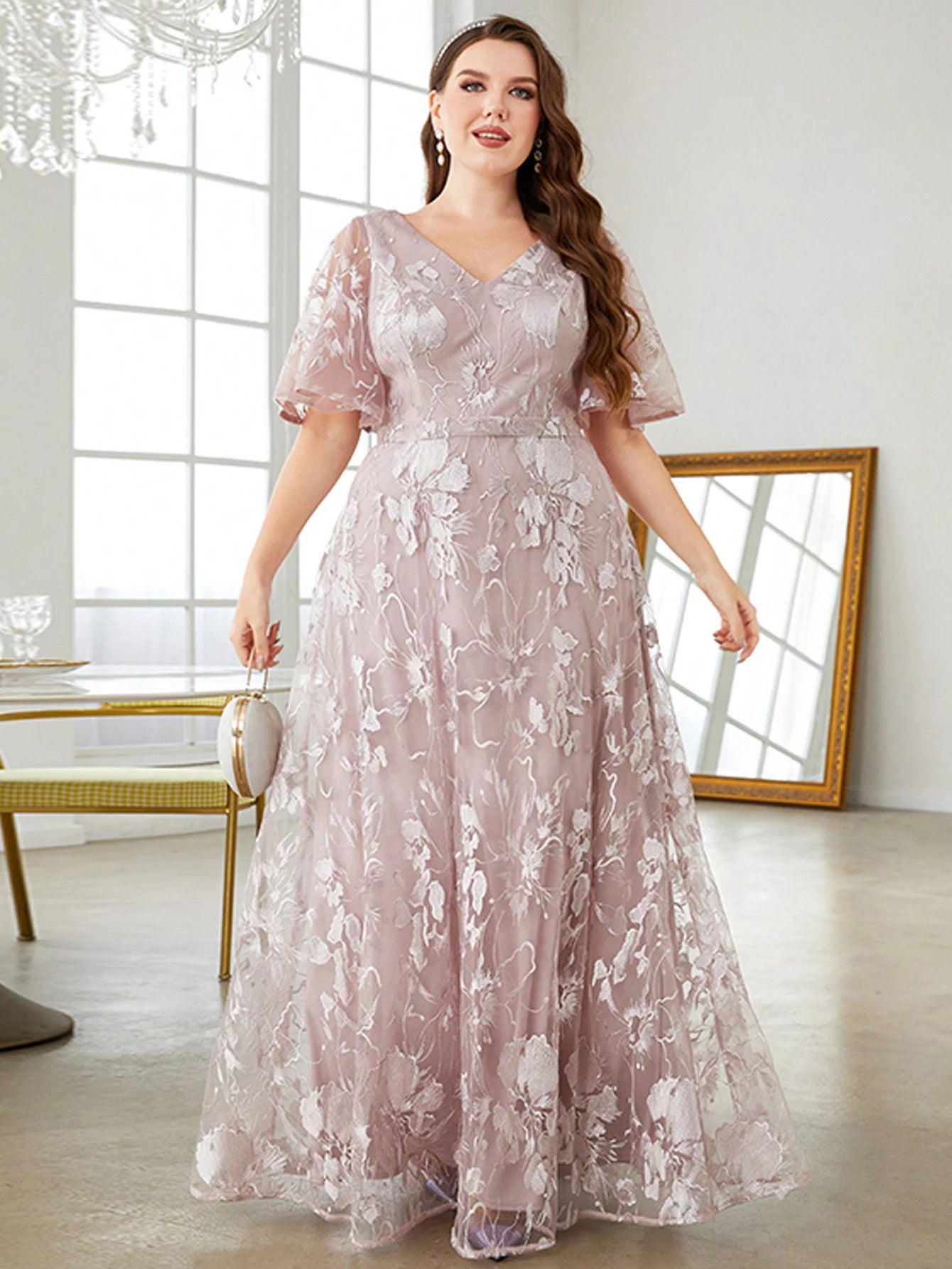 Vestido Rosa Longo Plus Size de Manga Curta Bordado em Renda