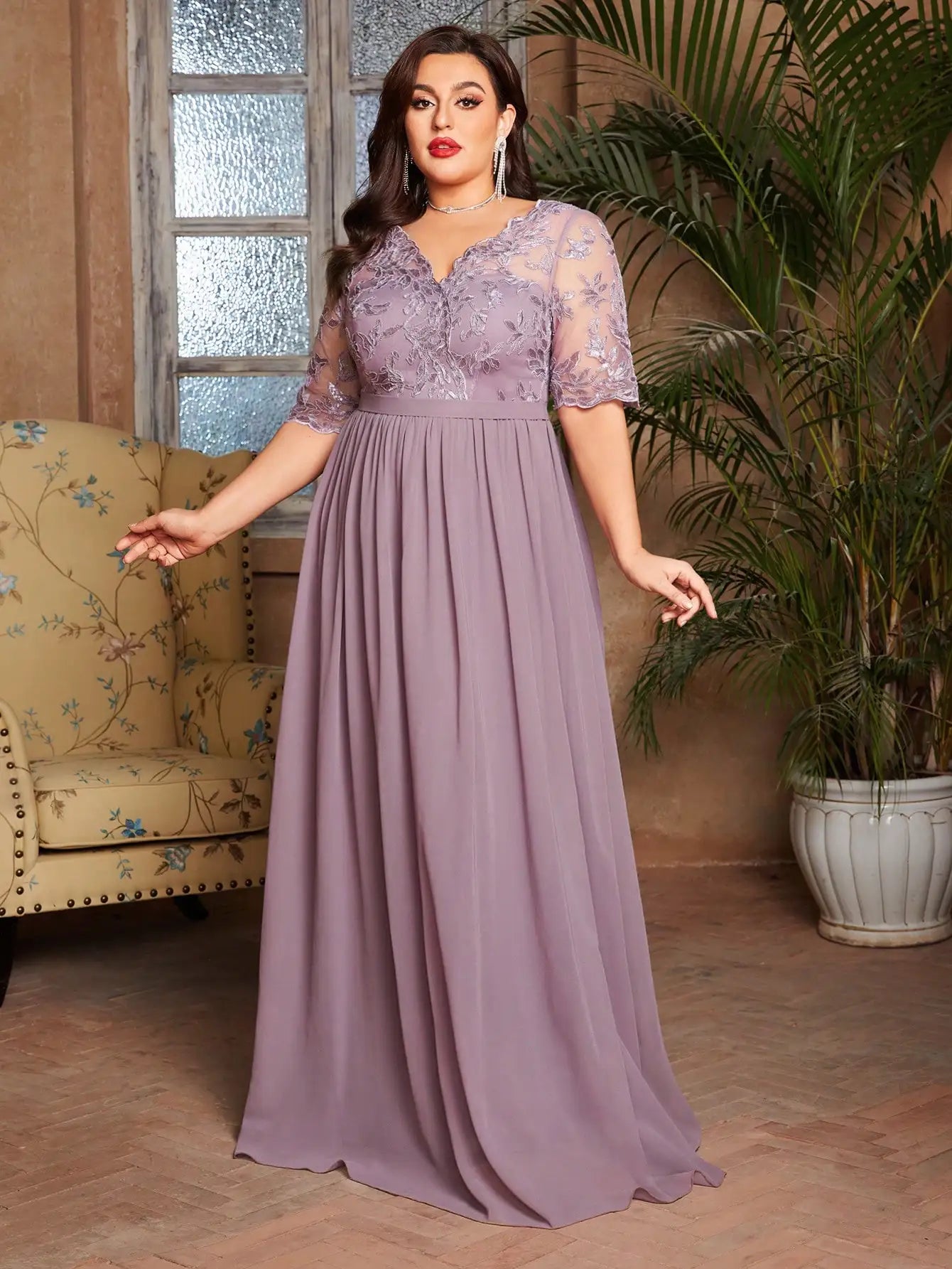 Vestido Roxo Longo Ombro a Ombro Bordado em Renda