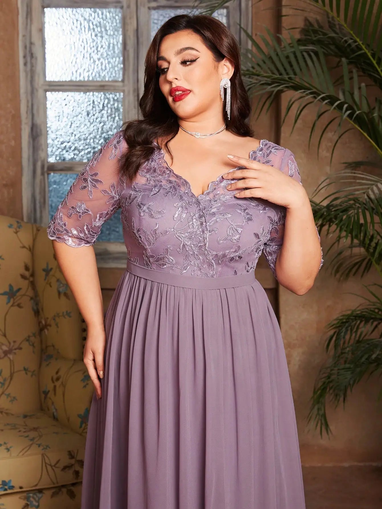 Vestido Roxo Longo Ombro a Ombro Bordado em Renda