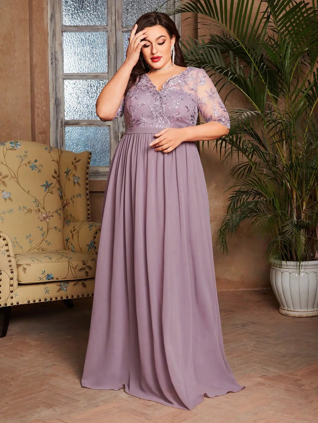 Vestido Roxo Longo Ombro a Ombro Bordado em Renda