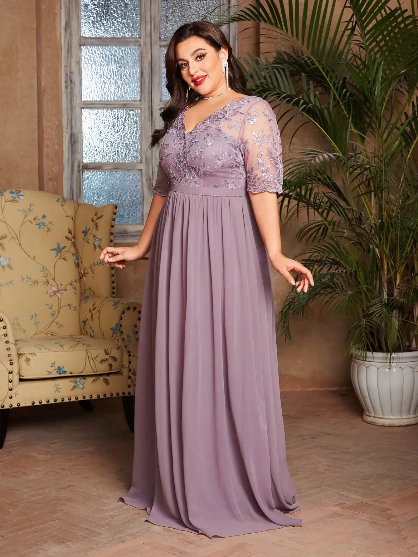 Vestido Roxo Longo Ombro a Ombro Bordado em Renda