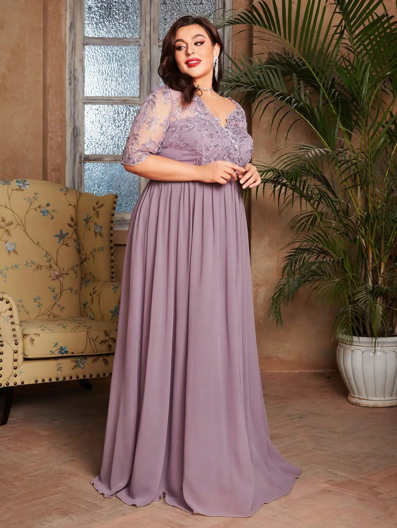 Vestido Roxo Longo Ombro a Ombro Bordado em Renda