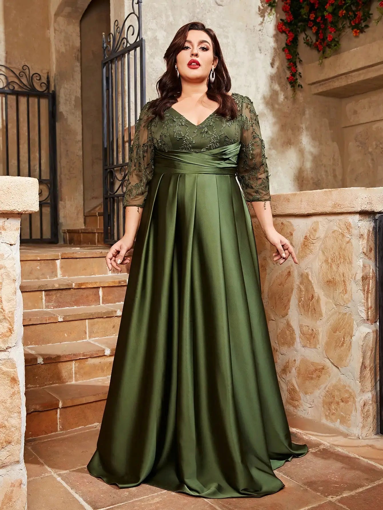Vestido Verde Longo Plus Size Decote em V Renda Bordado Mosaico