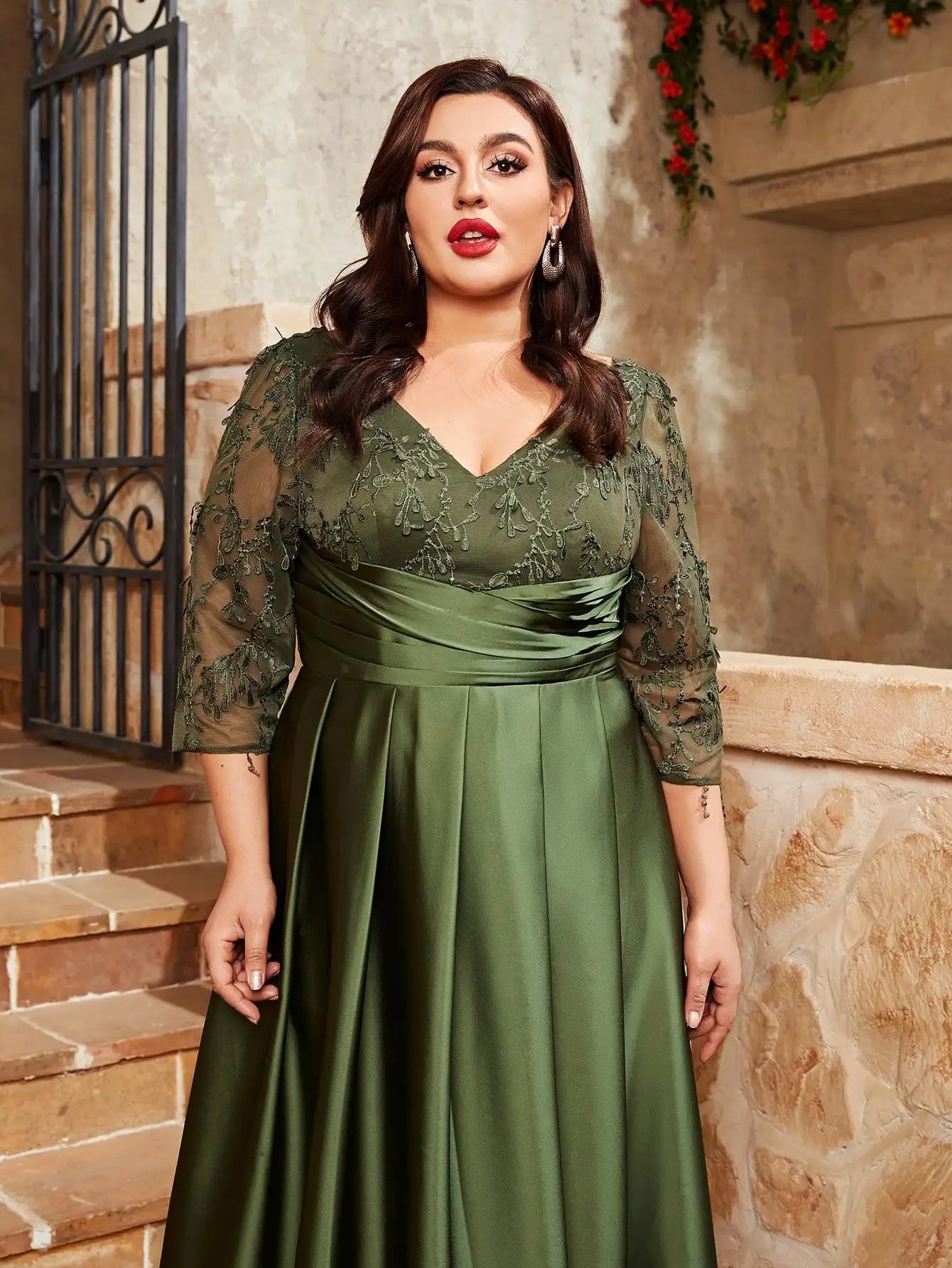 Vestido Verde Longo Plus Size Decote em V Renda Bordado Mosaico