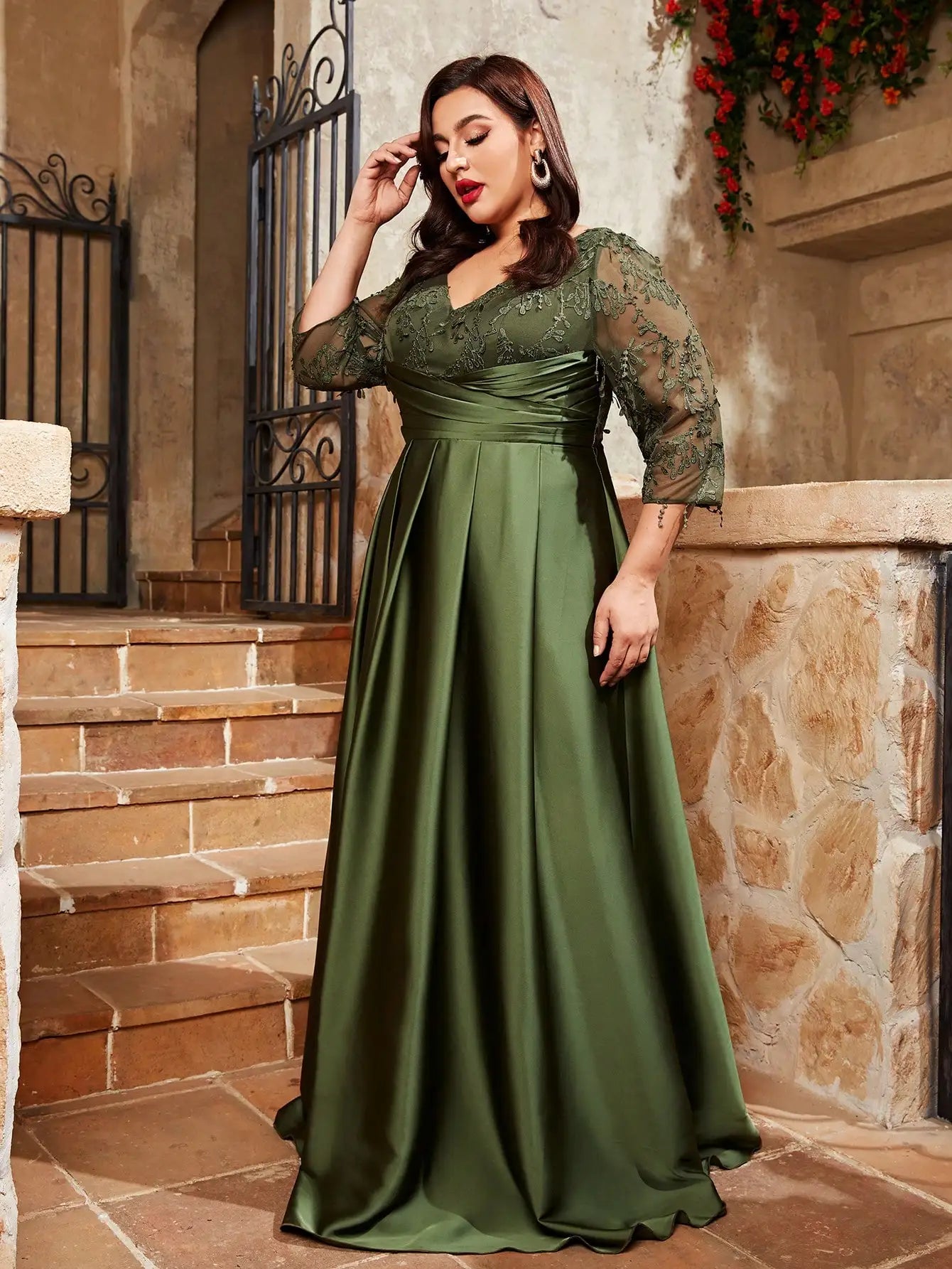 Vestido Verde Longo Plus Size Decote em V Renda Bordado Mosaico