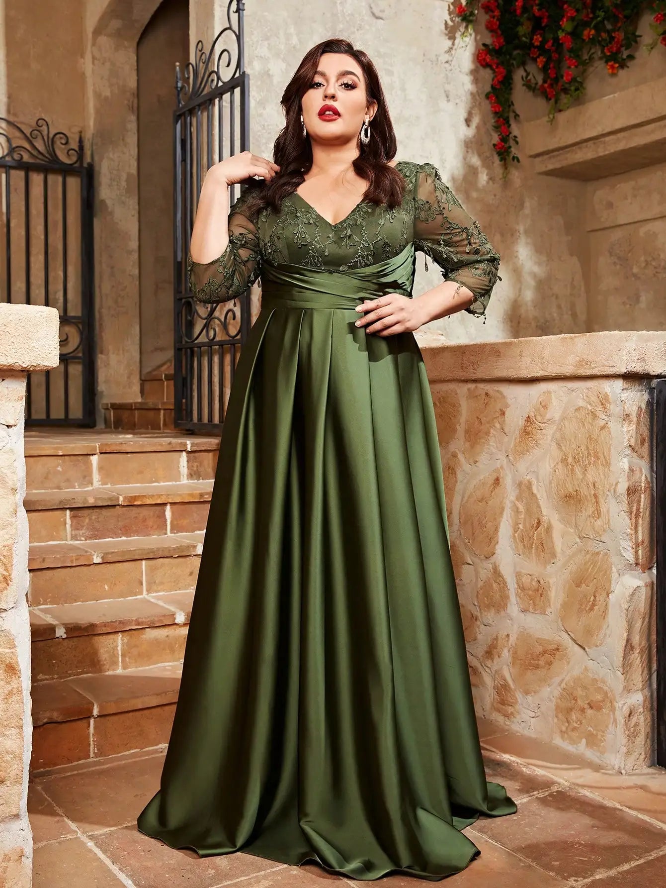 Vestido Verde Longo Plus Size Decote em V Renda Bordado Mosaico
