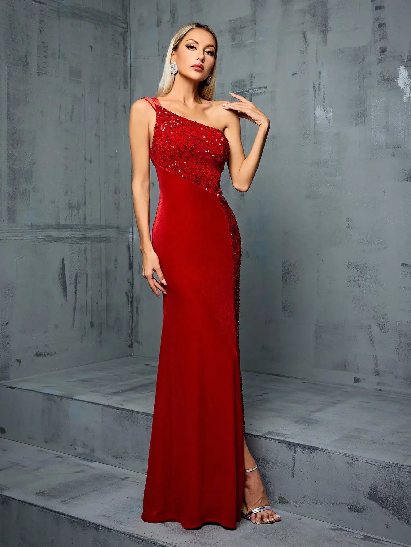 Vestido Vermelho Longo de Um Ombro Brilhante