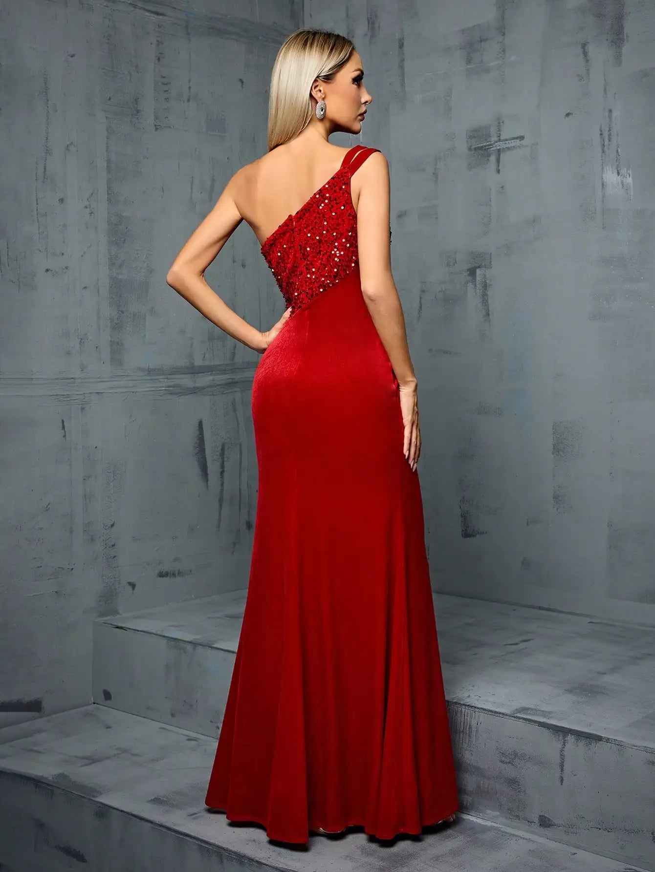 Vestido Vermelho Longo de Um Ombro Brilhante