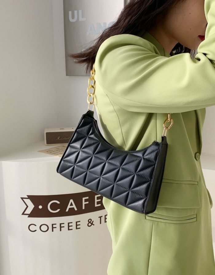 Bolsa Preta Feminina Matelassê Corrente