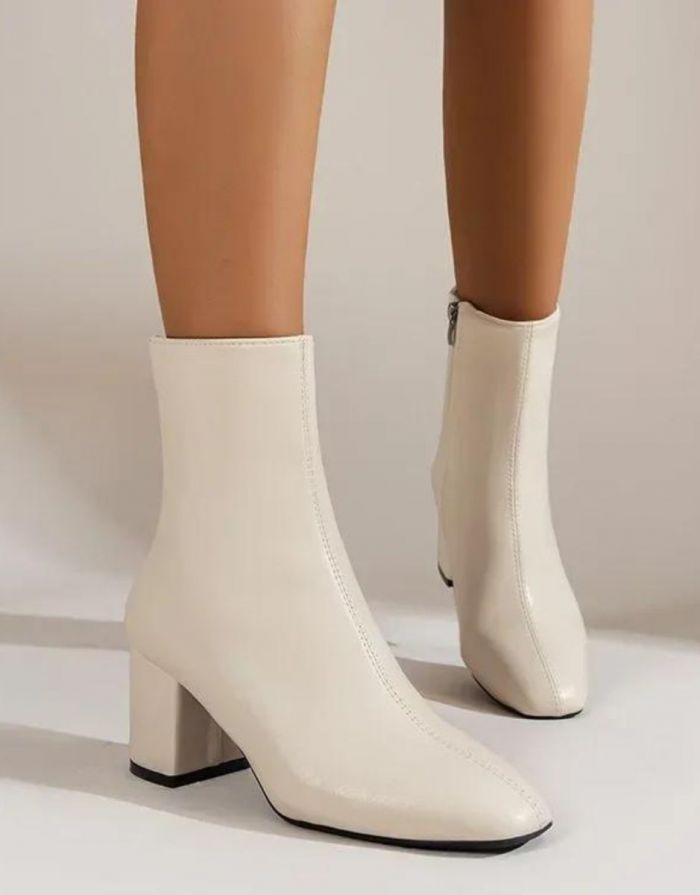 Bota Feminina Bege Couro Salto Baixo Íris