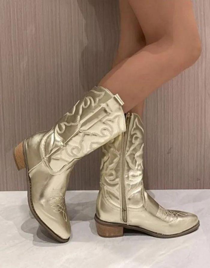 Bota Feminina Dourada Western Cano Médio Com Recortes