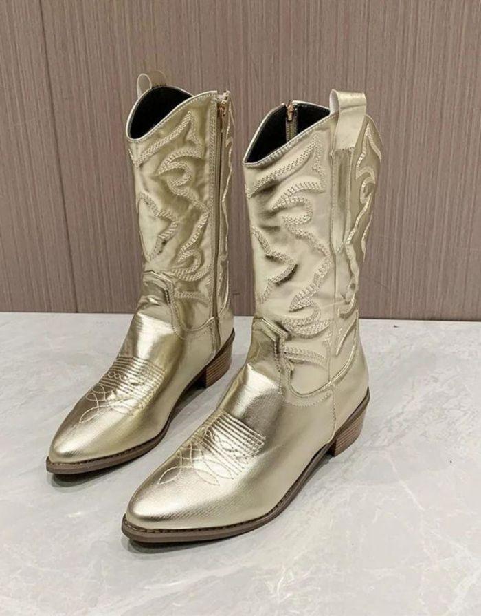 Bota Feminina Dourada Western Cano Médio Com Recortes
