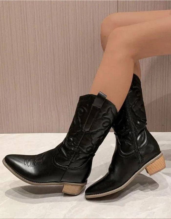 Bota Feminina Preta Western Cano Médio Com Recortes