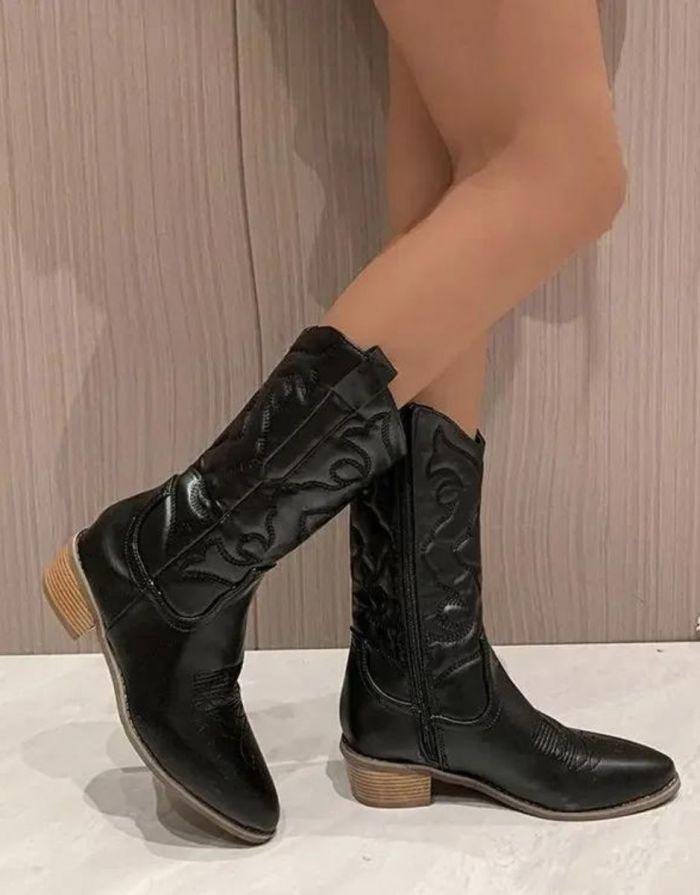 Bota Feminina Preta Western Cano Médio Com Recortes