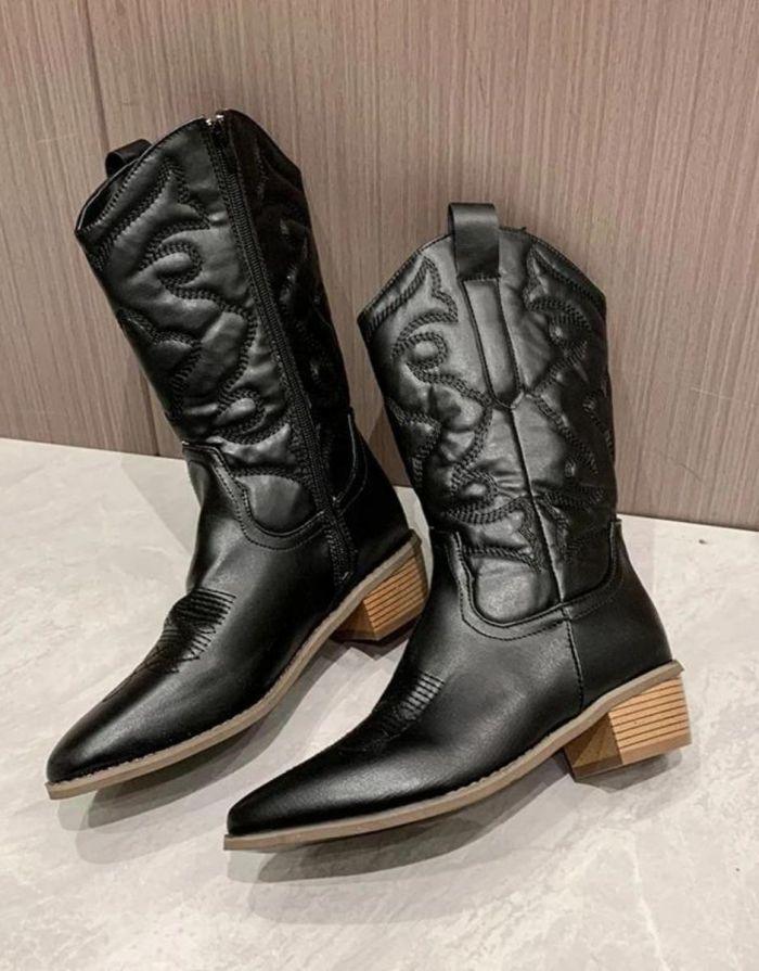 Bota Feminina Preta Western Cano Médio Com Recortes