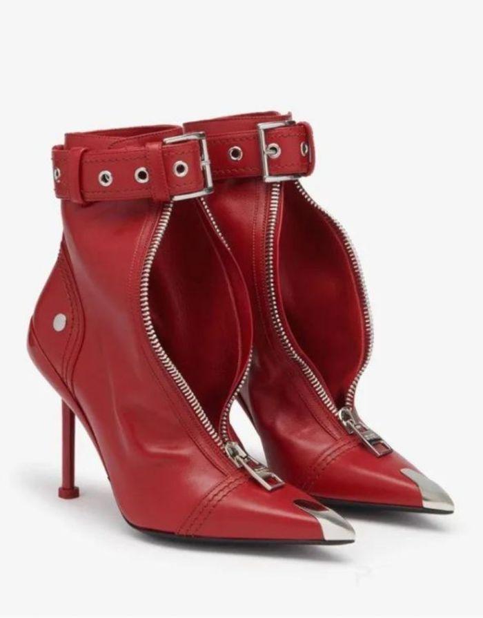 Bota Feminina Vermelha de Zíper Frontal Fivela de Cinto