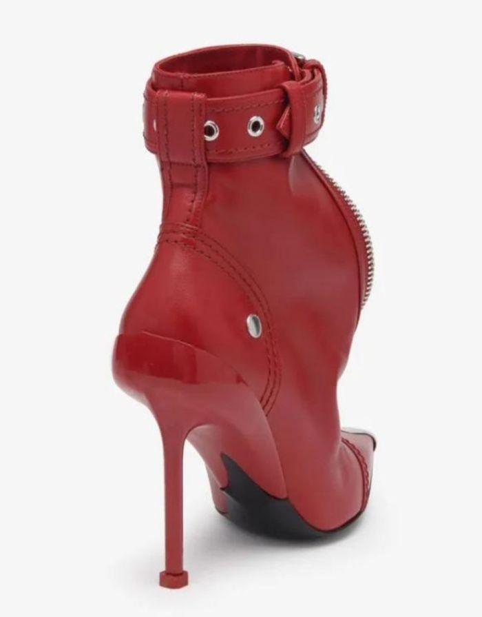 Bota Feminina Vermelha de Zíper Frontal Fivela de Cinto