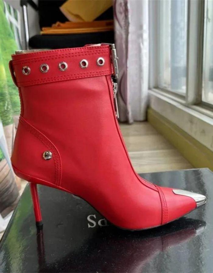 Bota Feminina Vermelha de Zíper Frontal Fivela de Cinto