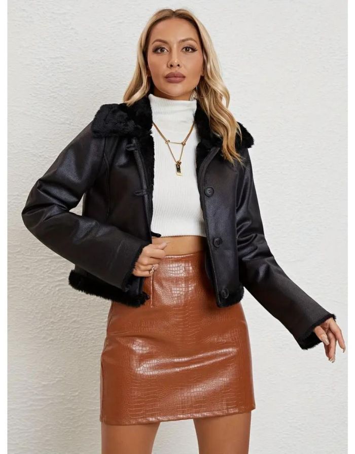 Jaqueta Preta Feminina Acabamento Felpudo Botões Frontais