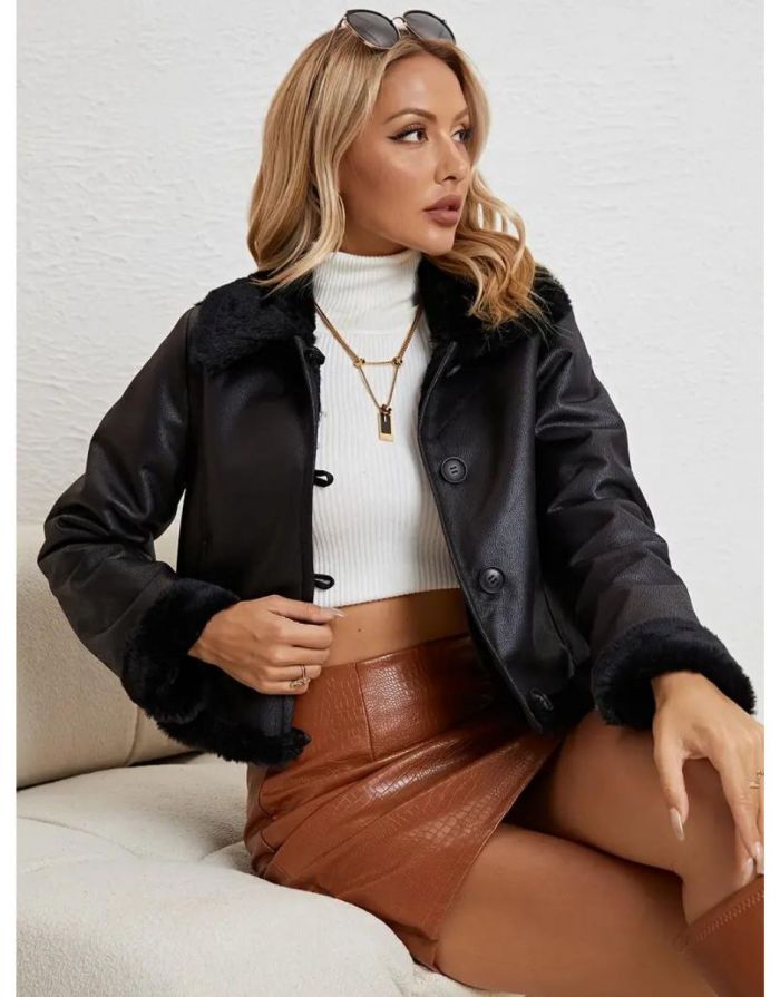 Jaqueta Preta Feminina Acabamento Felpudo Botões Frontais