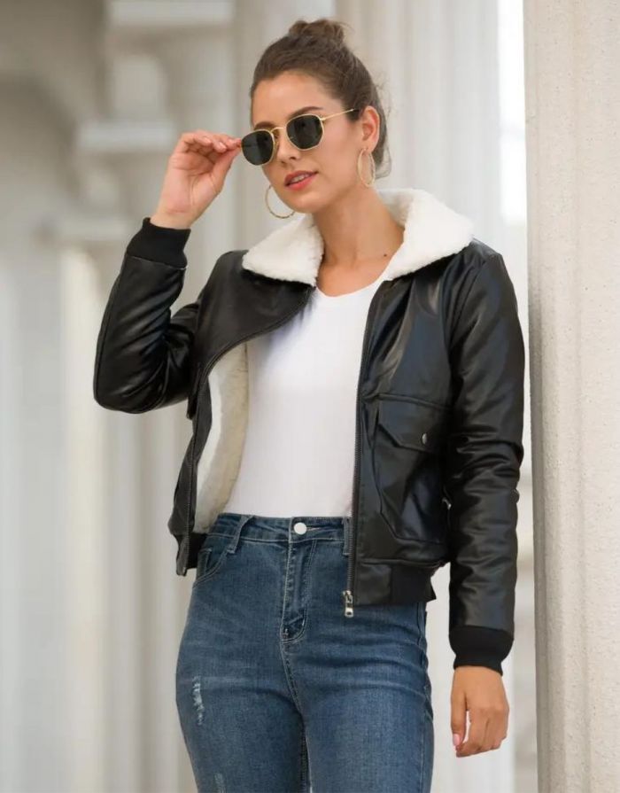 Jaqueta Preta Feminina de Couro Gola de Pelúcia