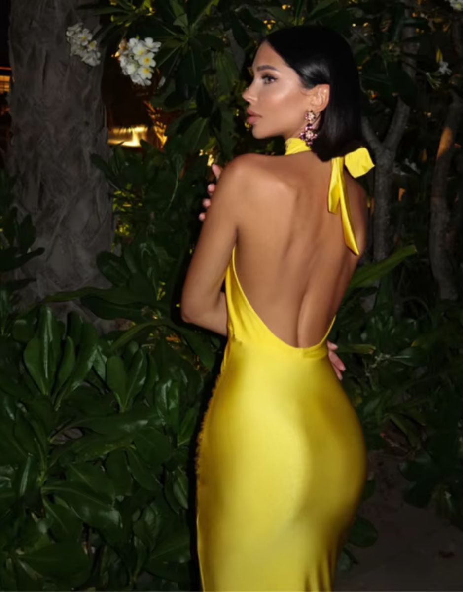 Vestido Amarelo Maxi Costa Aberta com Decote V